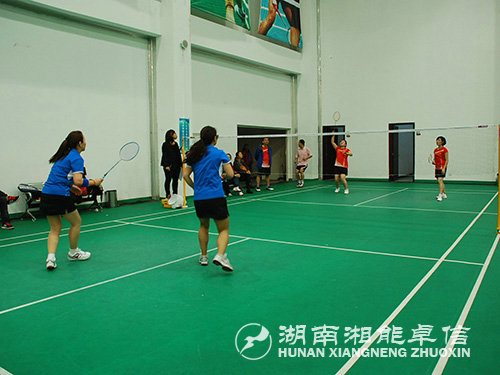 参加羽毛球