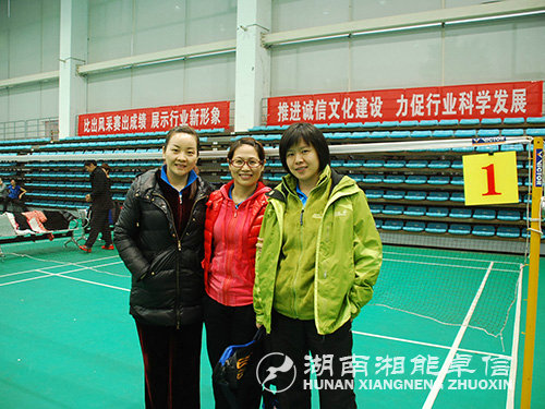 参加羽毛球比赛