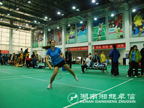 参加羽毛球比赛