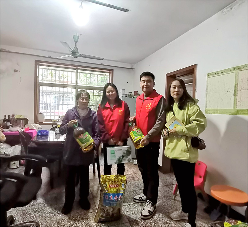 走访慰问周边困难群众